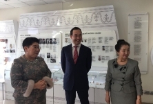 Айсен Николаев посетил музей-экспозиционный зал «Материнская слава»